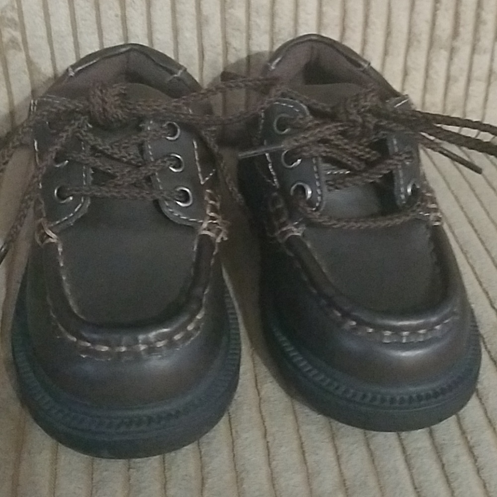 2 Pair of Boys size 7 shoes